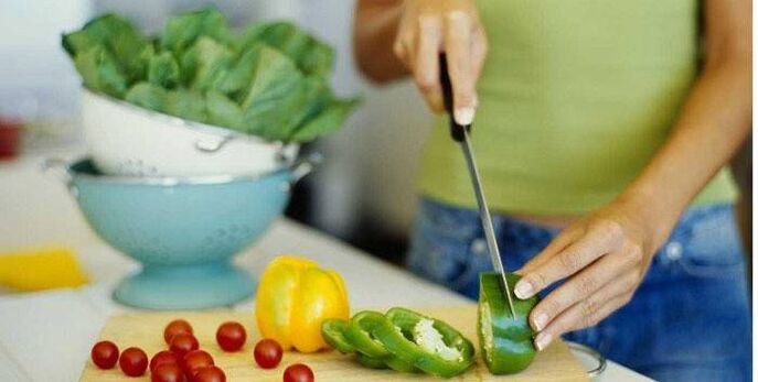 Vaření zeleninového salátu k večeři podle zásad správné výživy pro štíhlou linii