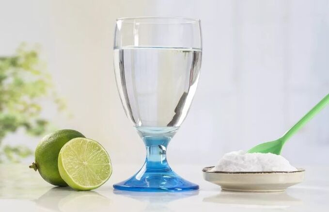 Voda se solí a citronem